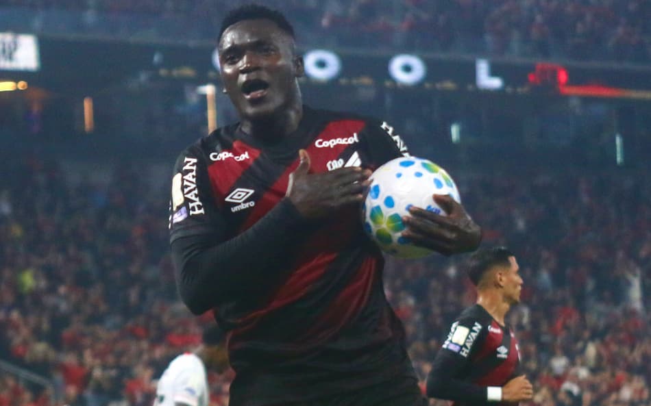 Athletico-PR vira no fim e supera o Vitória na Arena da Baixada; dê suas notas