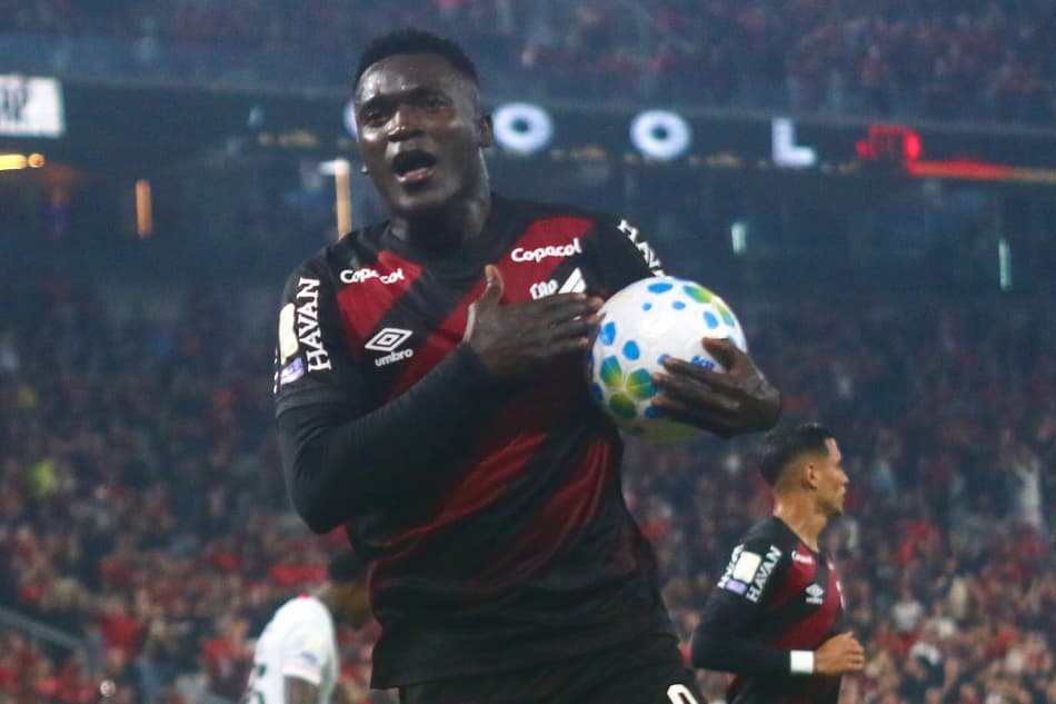 Viveros marcou duas vezes e decidiu para o Athletico diante do Vitória