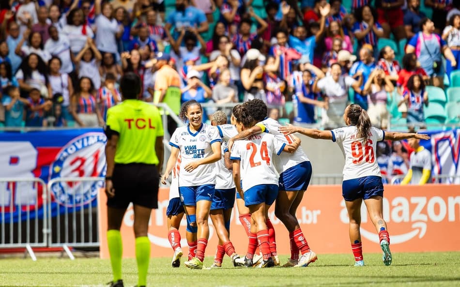 Jogadoras comemoram vitória diante da Ferroviária com torcedores. (Foto: Letícia Martins/EC Bahia)