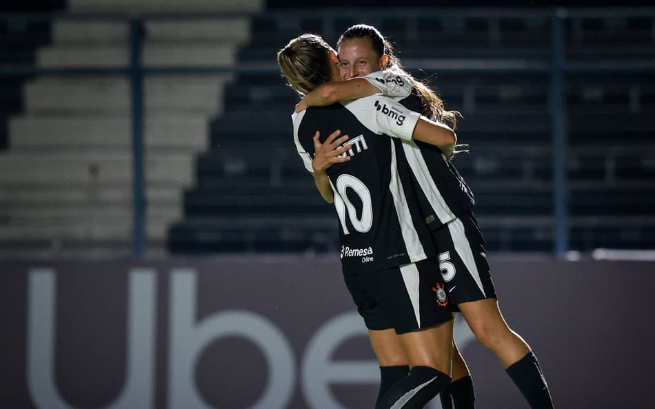 Gabi Zanotti e Belén Aquino comemoram gol do Corinthians diante do RB Bragantino. (Foto: Rodrigo Gazzanel/Corinthians)