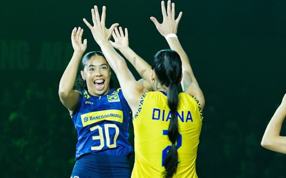 Diana cumprimenta Marcele em jogo da Seleção Feminina de Vôlei (Foto: Volleyball World)
