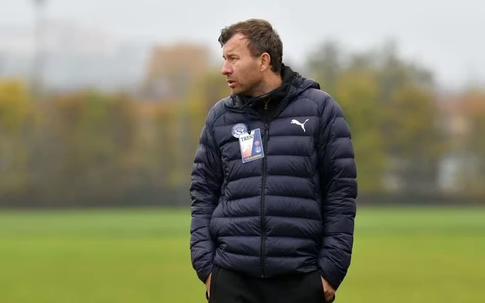 Petr Vlachovsky, técnico condenado por filmar jogadoras secretamente no vestiário. (Reprodução / FC Slovácko)
