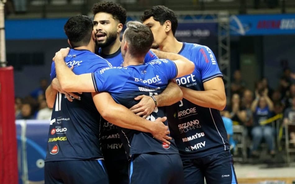 Jogadores do Suzano comemoram a vitória sobre o Sesi nas semifinal do Paulista (Divulgação/Suzano)
