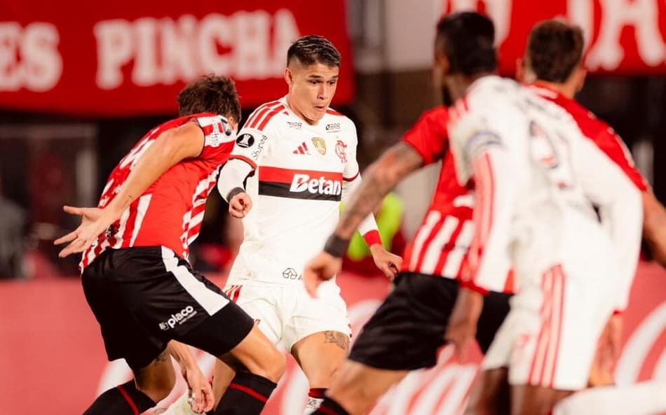 Luiz Araújo em Estudiantes x Flamengo (Foto: Adriano Fontes/Flamengo)