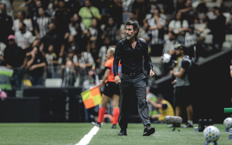 Dominguez contra o Athletico (Foto: Pedro Souza / Atlético)