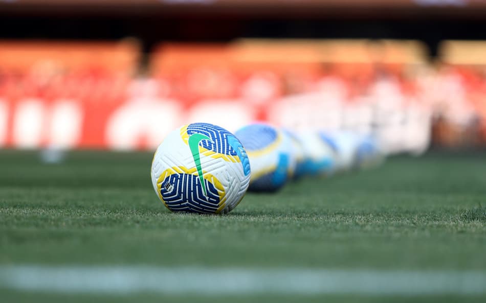 Duas bolas dentro de campo: entenda o que diz a regra do futebol