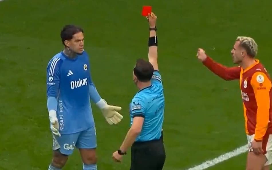 Ederson foi expulso na partida entre Galatasaray e Fenerbahçe (Foto: Reprodução)