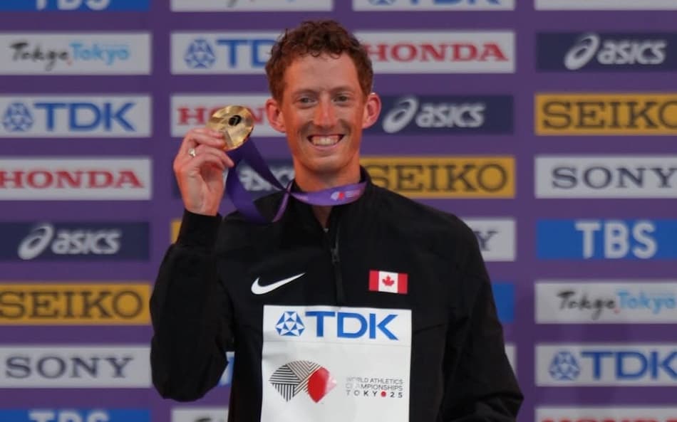 O canadense Evan Dunfee mostra a medalha de ouro dos 35km da marcha atlética no Mundial de Tóquio 2025
