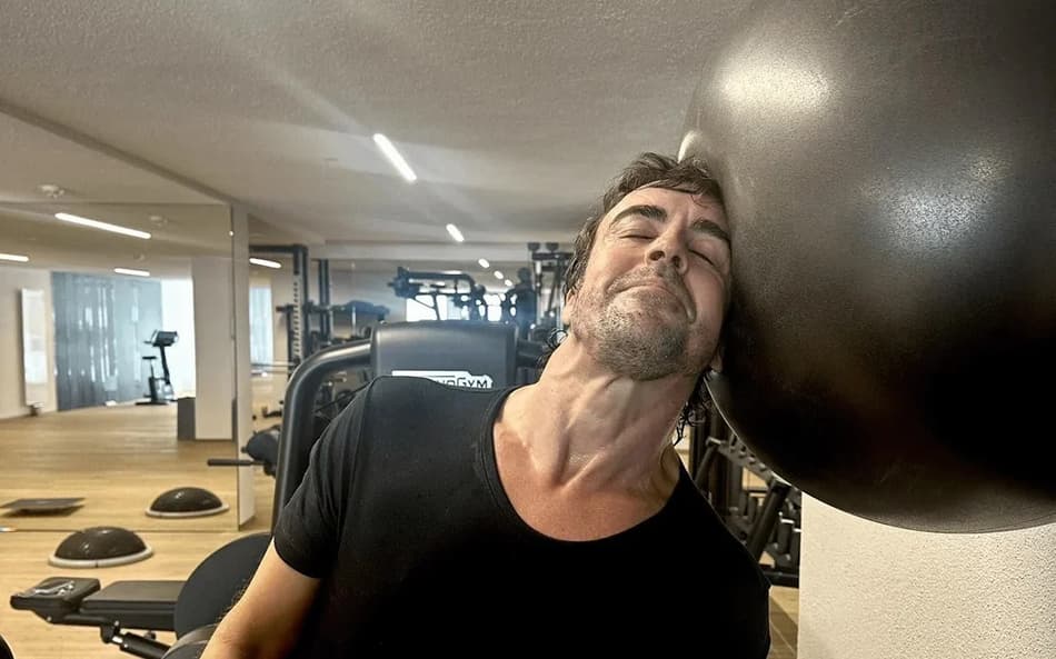 Bicampeão da F1, Fernando Alonso em treino de pescoço (Foto: Reprodução)