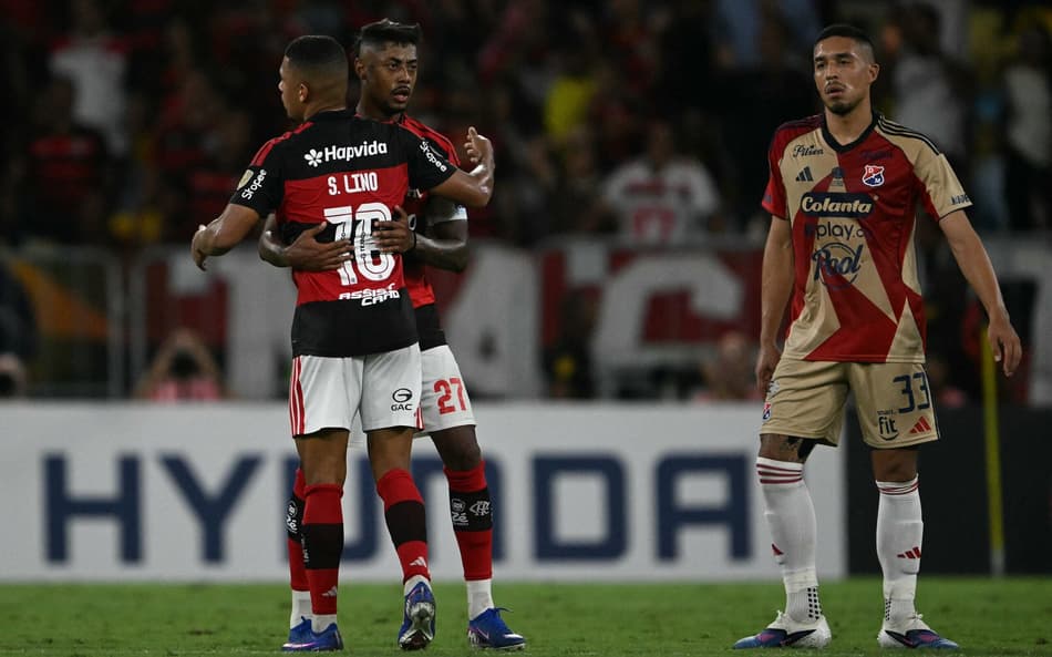 Bruno Henrique comemora seu gol no jogo do Flamengo contra o Independiente Medellín