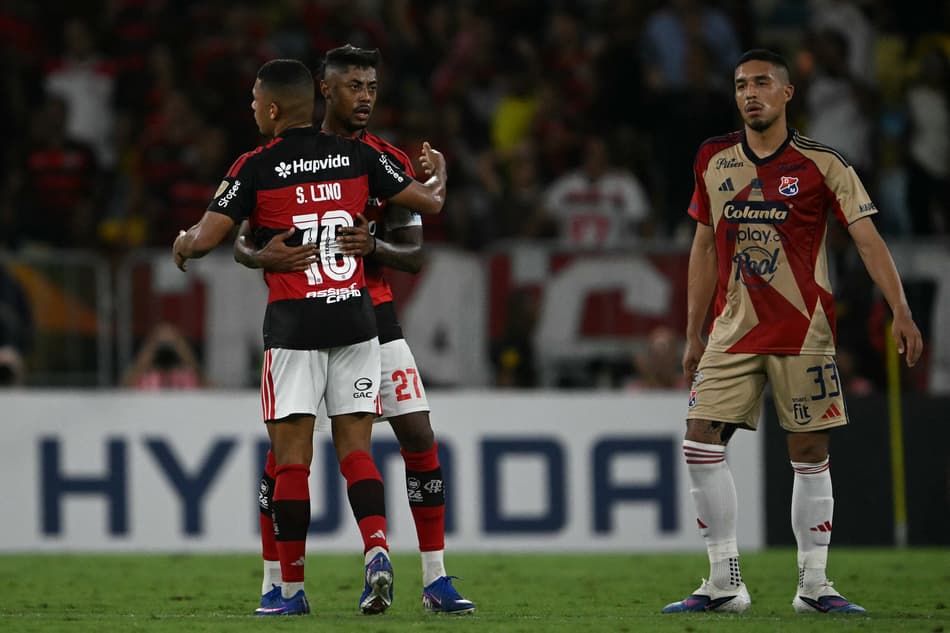 Bruno Henrique comemora seu gol no jogo do Flamengo contra o Independiente Medellín