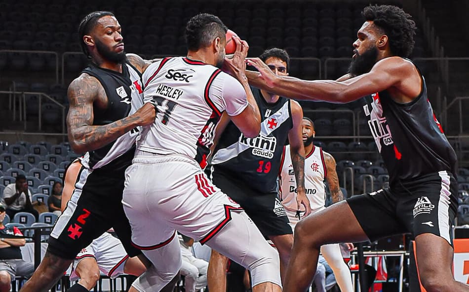 Flamengo em duelo do NBB contra o Vasco (Foto: PaulaReis/Flamengo)