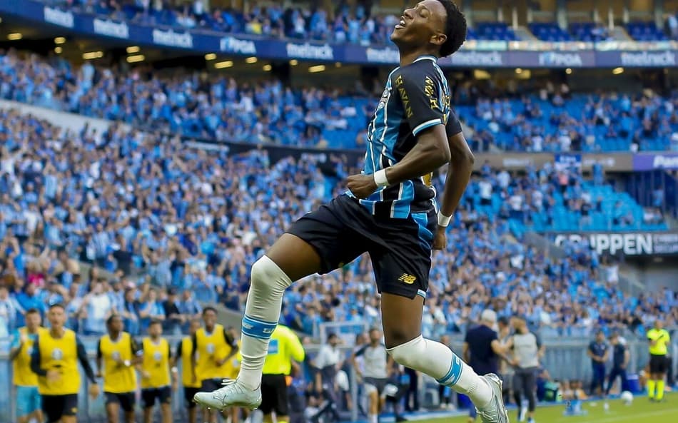 Gabriel Mec comemora gol do Grêmio diante do Coritiba