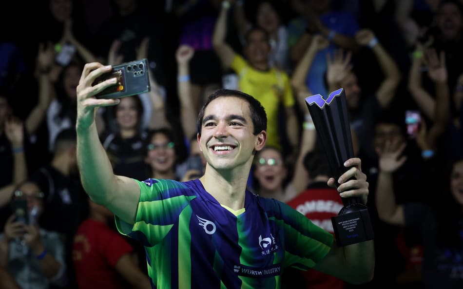 Hugo Calderano faz selfie com a torcida após o título em Foz do Iguaçu (Foto: Abelardo Mendes Jr/ CalderanoTM)