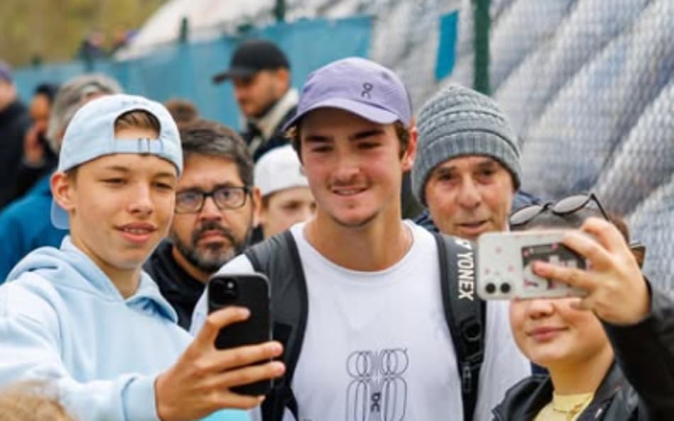 João Fonseca é tietado por fãs no ATP 500 de Munique (Foto: Divulgação)
