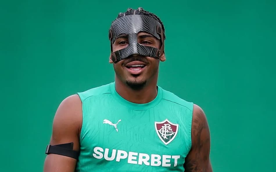 John Kennedy no treino do Fluminense com máscara (Foto: Marcelo Gonçalves/ Fluminense FC)
