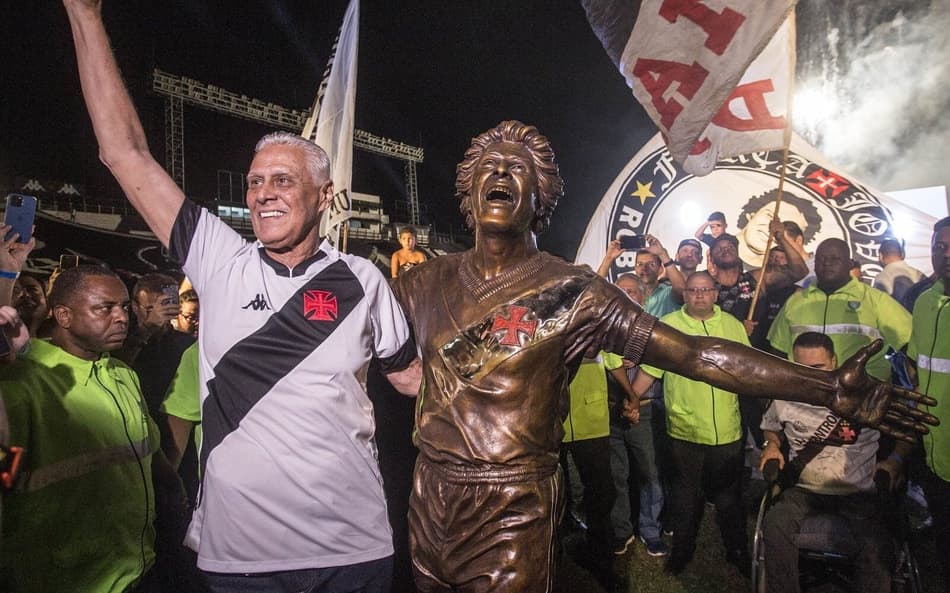 Roberto Dinamite na inauguração de sua estátua em São Januário (Foto: Daniel Ramalho/Vasco)