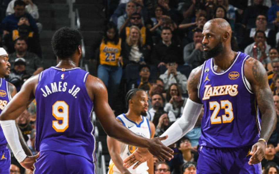 Lebron e Bronny protagonizam inédita assistência na NBA: vídeo
