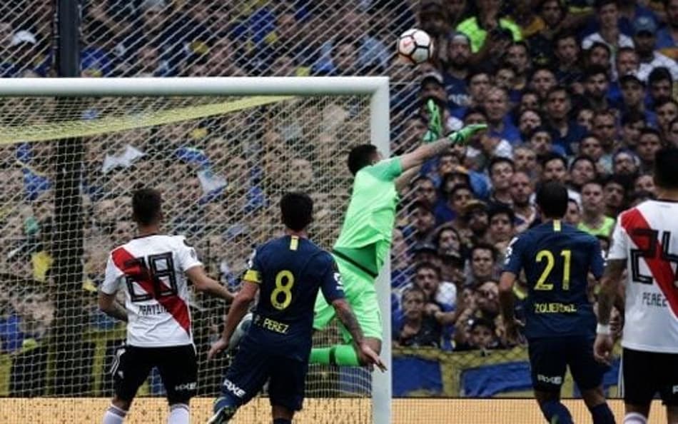 Após muita expectativa, a Conmebol confirmou, através do presidente Alejandro Domínguez, que a final da Libertadores será realizada no dia 8 ou 9 de dezembro. O local ainda não foi definido, mas a única certeza é que o jogo não será na Argentina.<br>