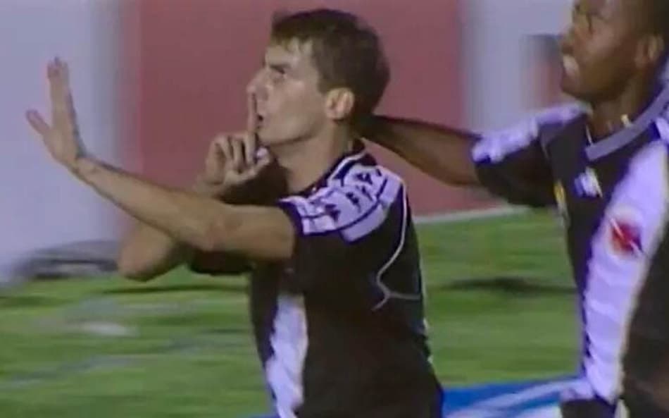 Pedrinho mandando a torcida do Flamengo se calar.