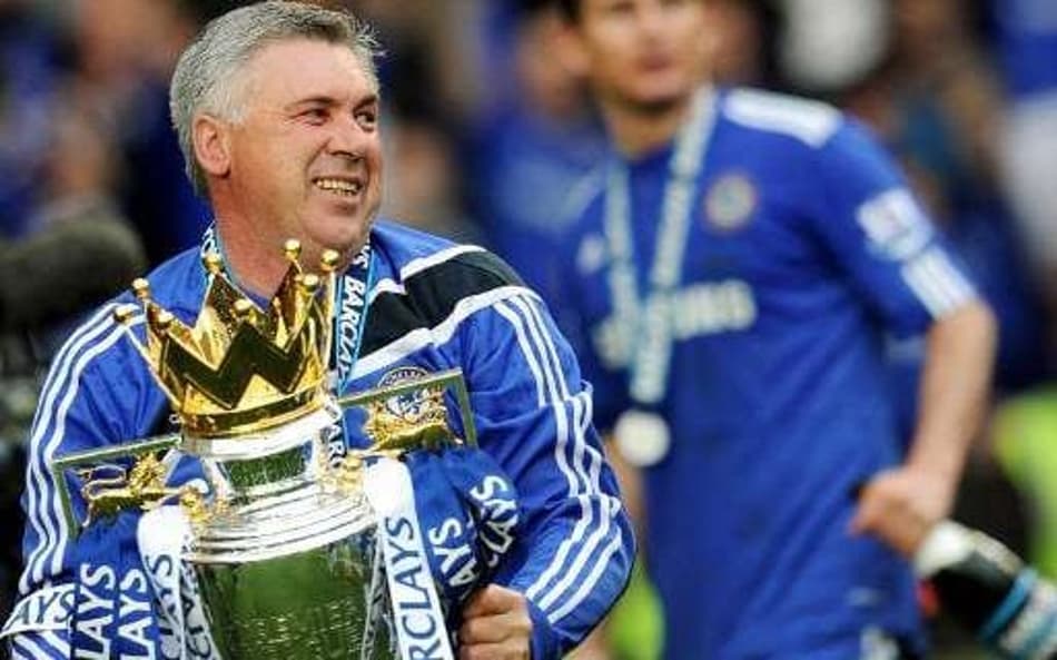 Ancelotti com troféu Chelsea
