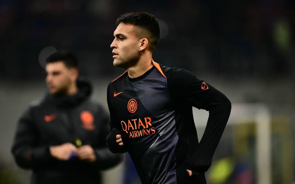 Lautaro Martínez aquece antes de Inter de Milão x Liverpool (Foto: Marco Bertorello / AFP)