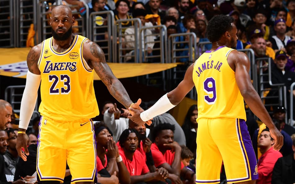 Lebron James e o filho Bronny jogaram juntos na vitória do Lakers sobre o Rockets pelos playoffs da NBA