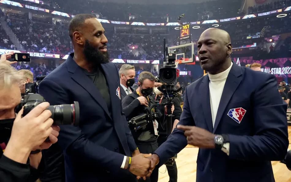 LeBron James e Michael Jordan no All-Star Game de 2022 — Foto: Kevin Mazur/Getty Images