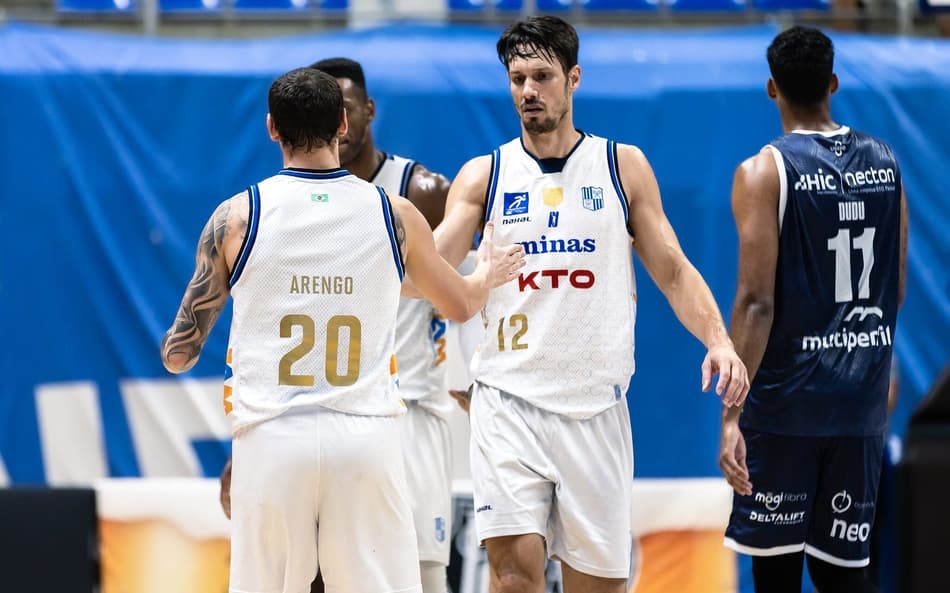 Jogadores do Minas se cumprimentando durante jogo contra Mogi pelos playoffs do NBB (Foto: Hedgard Moraes/MTC)