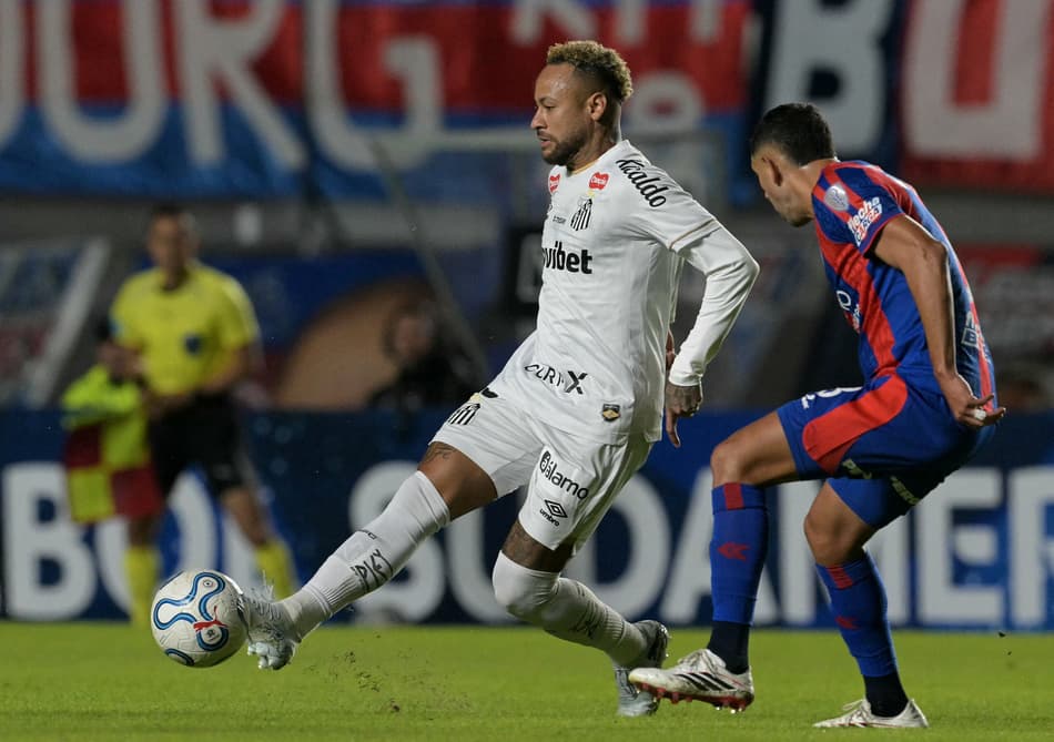 Neymar em ação no jogo do Santos contra o San Lorenzo pela Sul-Americana