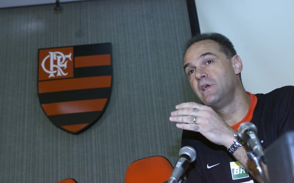Basquete Masculino: Oscar Schmidt anuncia que vai continuar jogando basquete durante entrevista coletiva na sede do Flamengo, na Gávea, no Rio de Janeiro (RJ). (Rio de Janeiro (RJ), 23.05.2002. Foto de Alexandre Campbell/Folhapress)
