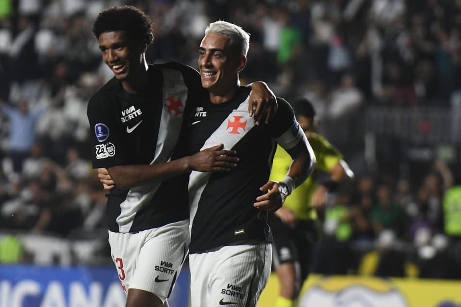 Puma comemora gol do Vasco contra o Olimpia pela Sul-Americana