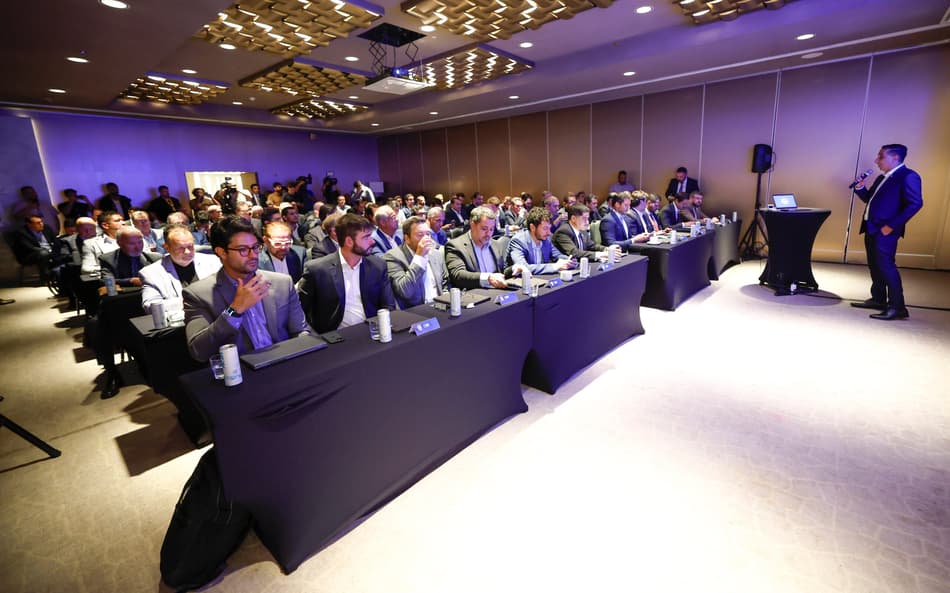 Dirigentes dos clubes em reunião da CBF sobre liga (Foto: Rafael Ribeiro/CBF)