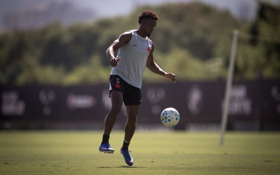 Thiago Mendes treinou normalmente no sábado e pode enfrentar o Corinthians