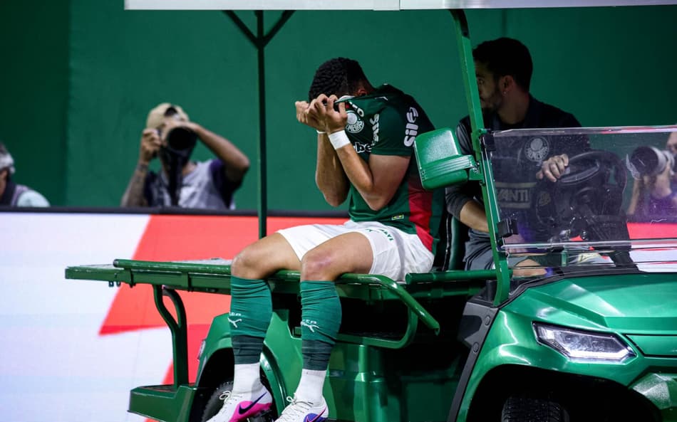 Vitor Roque se pronuncia após deixar jogo do Palmeiras de maca: 'Cabeça no lugar'