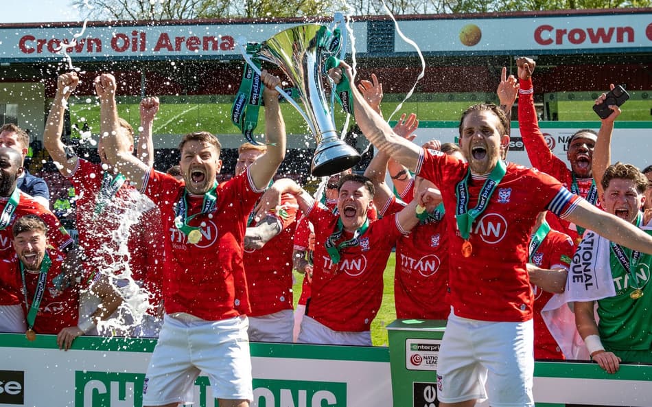 O York City foi campeão da quinta divisão inglesa após empatar com o Rochdale (Foto: X/York City)