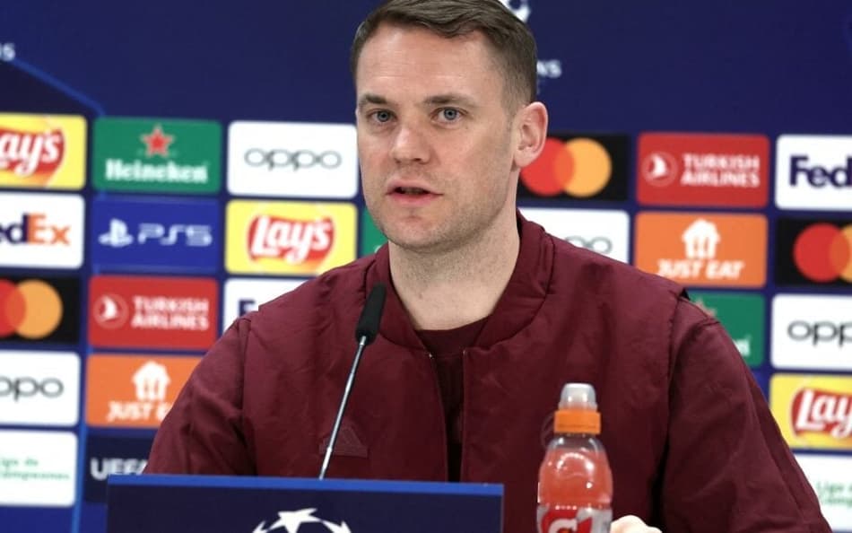 Neuer durante coletiva de imprensa pelo Bayern de Munique