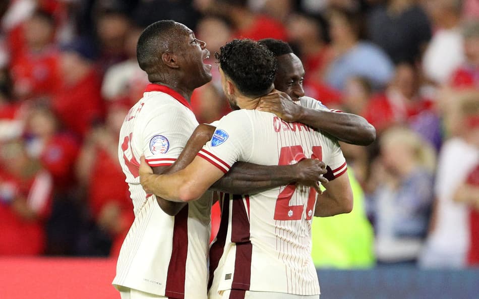 Cyle Larin, Jonathan Osorio e Richie Laryea celebram classificação do Canadá às quartas da Copa América 2024. (Foto: Gregg Newton/AFP)