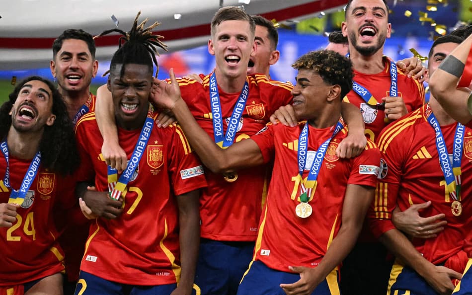Nico Williams e Lamine Yamal comemoram o título da Espanha na Eurocopa