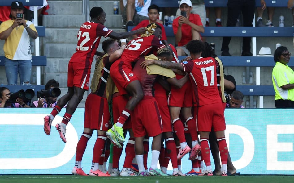 Seleção em ação durante Peru x Canadá.