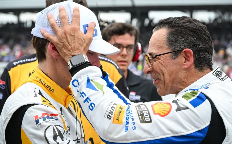 Helio Castroneves festeja com Marcus Armstrong a vitória na Indy 500