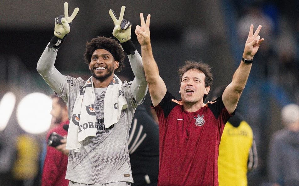 Hugo Souza e Fernando Diniz após o confronto no Rio Grande do Sul (Foto: Victor Lannes/Agência Corinthians)