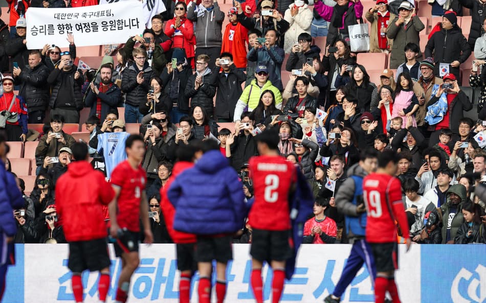 Torcedores da Coreia do Sul aplaudem seus jogadores durante o amistoso internacional entre Coreia do Sul e Costa do Marfim no Estadio MK em 28 de marco de 2026 em Milton Keynes, Inglaterra