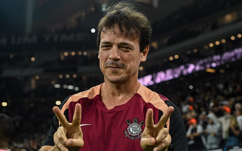 O que mudou no estilo de Diniz no Corinthians? Compare os números