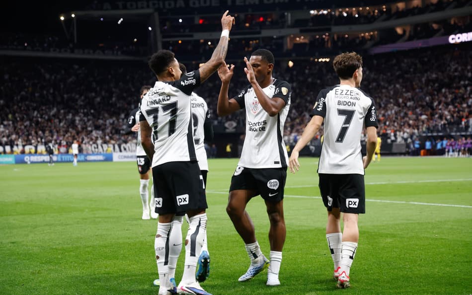 Jogadores do Corinthians celebram gol contra o Peñarol (Foto: Alex Silva/Agência Pixel Press/Folhapress)
