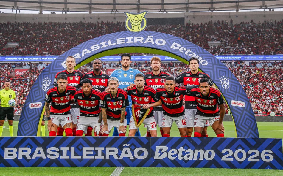 Time do Flamengo perfilado antes de enfrentar o Vasco (Foto: Mauro Silva/Prime Fotografias/MyPhoto Press/Folhapress)