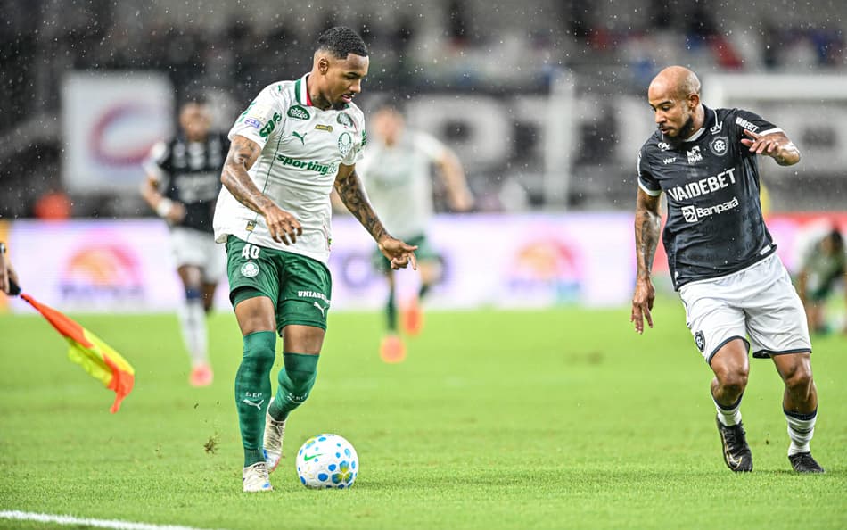 Partida entre Remo e Palmeiras foi adiada por conta da chuva no Mangueirão. (Foto: Nai Chagas/Agência F8/Folhapress)