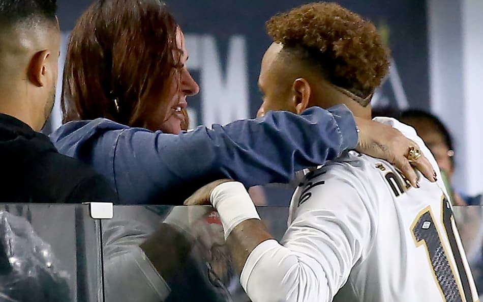 Neymar comemora gol do Santos no Dia das Mães com Nadine. (Foto: Mauricio De Souza/AGIF/Folhapress)