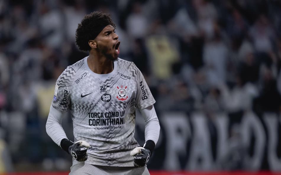 Hugo Souza utilizou uniforme cinza contra o São Paulo (Foto: Ettore Chiereguini/AGIF/Folhapress)