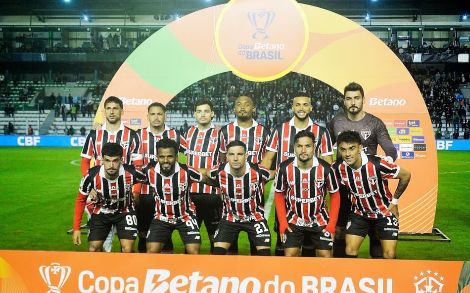 Time do São Paulo perfilado antes de enfrentar o Juventude (Foto: Donaldo Hadlich/Código 19/Folhapress)